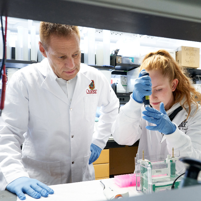 Dr. Paul Kubes with student in a lab