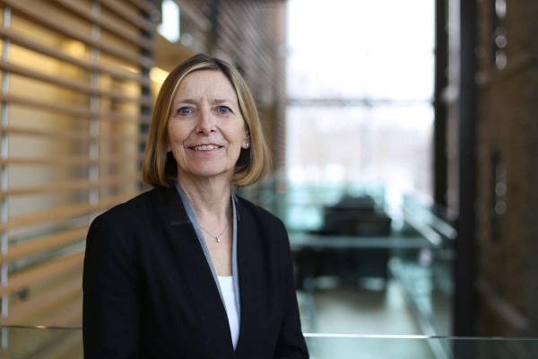 Dr. Leslie Flynn Receives Distinguished Service Award 