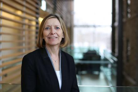 Dr. Leslie Flynn Receives Distinguished Service Award 